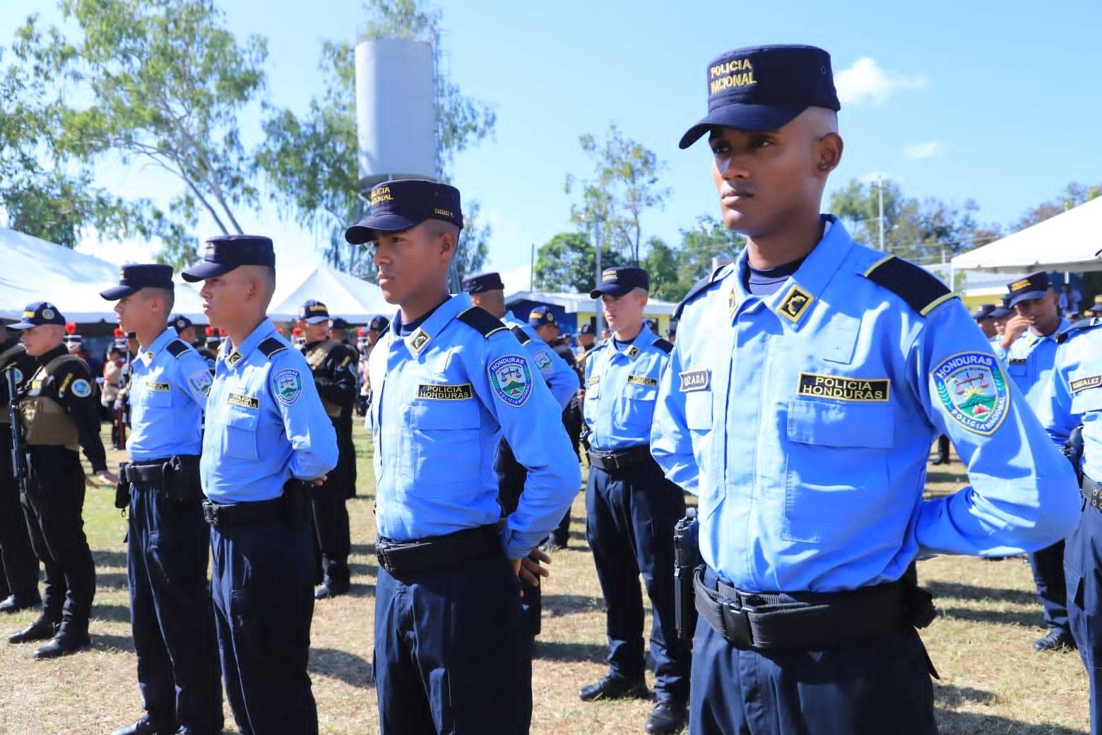 Presidente Luis Redondo participa de ascensos de 300 oficiales de la Policía Nacional